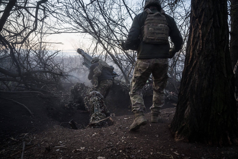 Ukraińscy żołnierze brygady Azow strzelają w kierunku Łymania w obwodzie donieckim na Ukrainie, 7 kwietnia 2024 r.