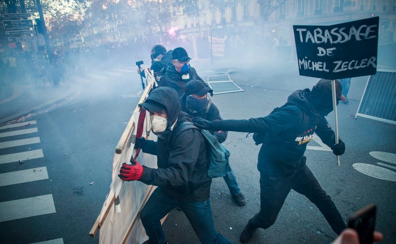 Demonstranci w Paryżu