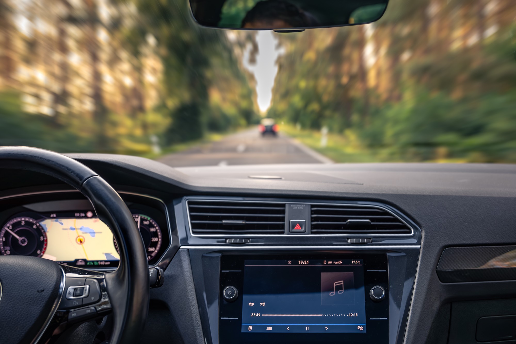 Detail displeja s ukazovateľom priemernej a okamžitej spotreby paliva počas jazdy. 