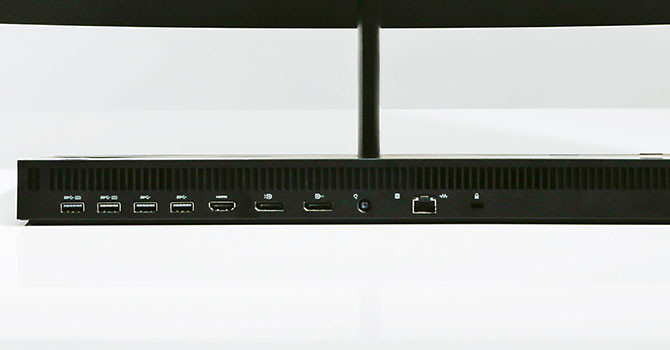HP Elite One 1000 G1 ma z boku pod dostatkiem łączy: 4x USB 3.0, HDMI, 2x DisplayPort (wejście, wyjście), gniazdo dla zewnętrznego zasilacza, gniazdo sieciowe i gniazdo zamka w standardzie Kensington Lock.