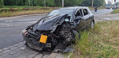 Mazda mocno uderzyła w tramwaj. Ratownicy zaglądają do środka i oczom nie wierzą. Rozejrzeli się i zdębieli