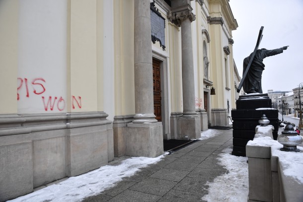 Fasada kościoła św. Krzyża w Warszawie pomazana w nocy z 24 na 25 grudnia