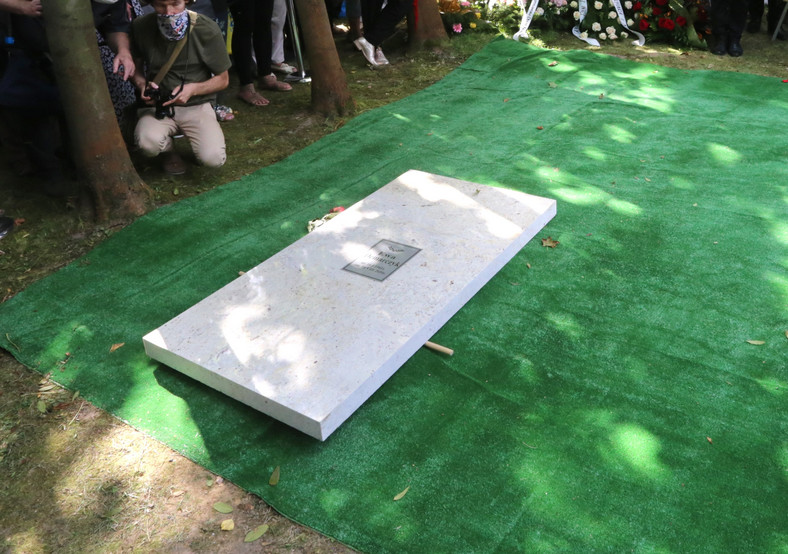 Grób Ewy Demarczyk wygląda dziś tak, jak w dniu pogrzebu. Na cmentarzu Rakowickim wciąż leży tymczasowa płyta użyczona przez zakład pogrzebowy