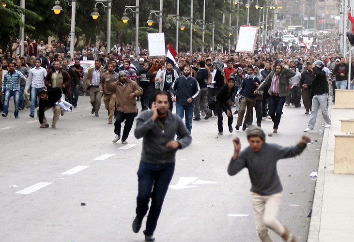 Zamieszki na ulicach Kairu. Naprzeciwko siebie zwolennicy i przeciwnicy prezydenta