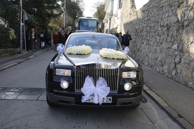 Elegantni cvetni aranžaman za automobil mladenaca