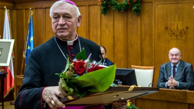 Biskup Andrzej Suski odbiera tytuł Honorowego Obywatela województwa kujawsko-pomorskiego