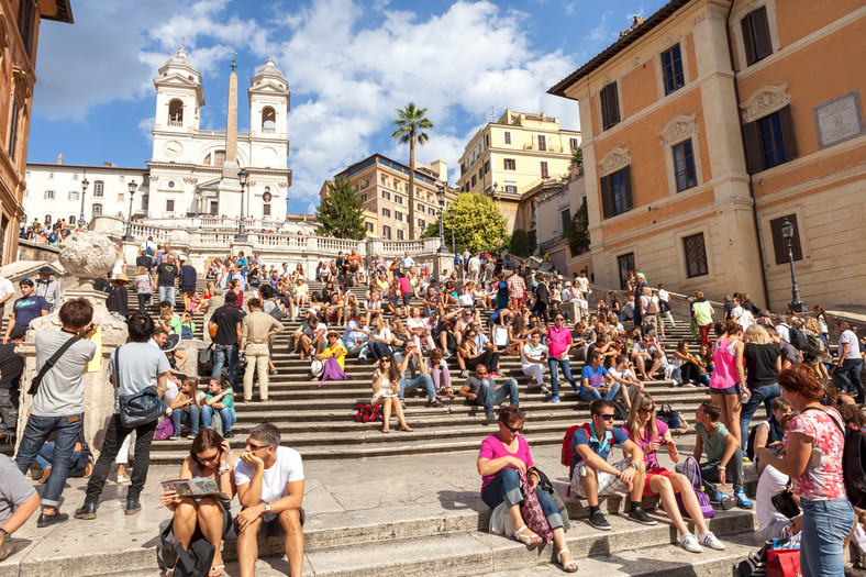 Turyści na Schodach Hiszpańskich w Rzymie