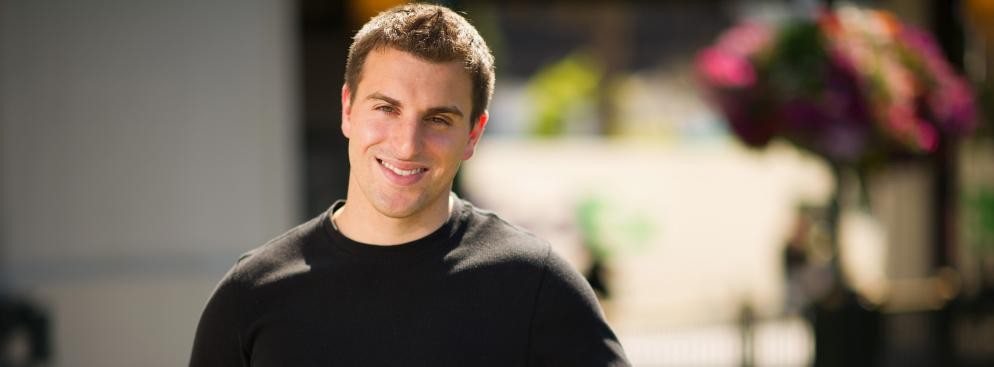 <b> Brian Chesky – 29 lat</b><br /> 

Chesky wraz z Joe Gebbią i Nathanem Blecharczykiem mieli po dwadzieścia kilka lat, kiedy założyli Airbnb, serwis oparty na sieci P2P, zajmujący się wynajmem apartamentów na całym świcie. Dziś Airbnb  jest warty 1,2 miliarda dolarów.