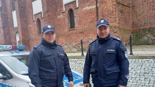 Policjanci eksprtowali rodzącą kobietę