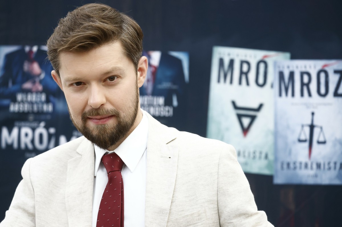 Najpopularniejszy polski pisarz powraca. O czym jest nowa powieść Remigiusza Mroza?