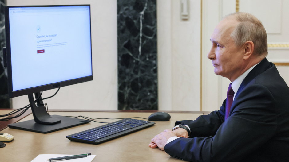 Władimira Putina oddający głos za pośrednictwem internetu podczas wyborów lokalnych w Moskwie, 9 września 2023 r.