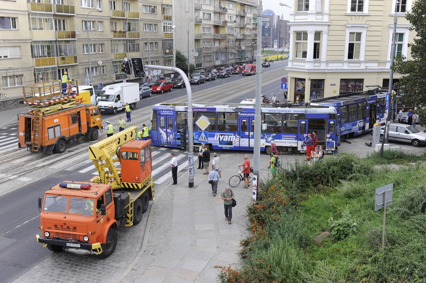 Wykolejony tramwaj we Wrocławiu