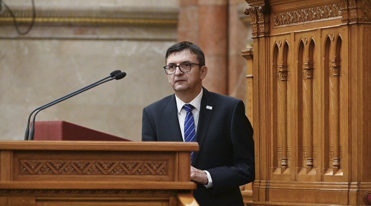 Domokos László, az Állami Számvevőszék elnöke felszólal a Magyarország 2020. évi központi költségvetésének végrehajtásáról szóló vitában az Országgyűlés plenáris ülésén 2021. október 20-án / Fotó: MTI/Koszticsák Szilárd