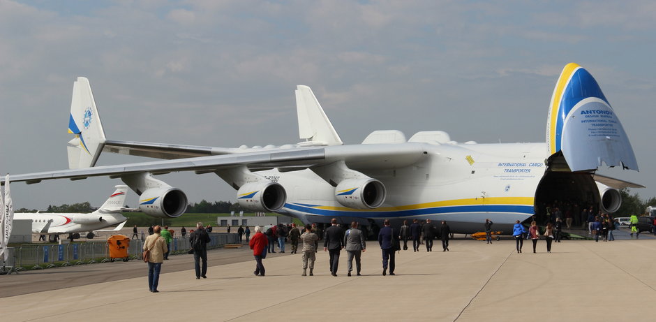 Samolot An-225 Mrija podziwiany przez zwiedzających podczas salonu lotniczego i kosmonautycznego ILA Berlin w 2018 roku.