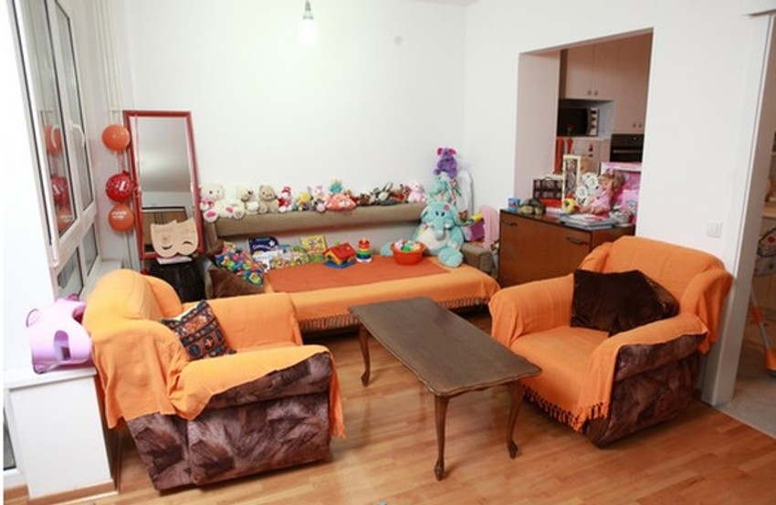 Dnevna soba njenog stana