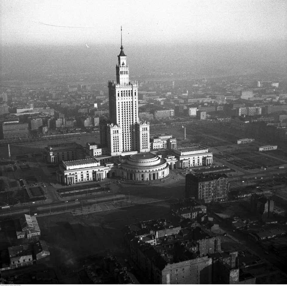 Pałac Kultury i Nauki w Warszawie. Widok gmachu od strony ul. J. Marchlewskiego. Widoczne ul. E. Plater i ul. Marszałkowska. Fotografia lotnicza (1959-63)