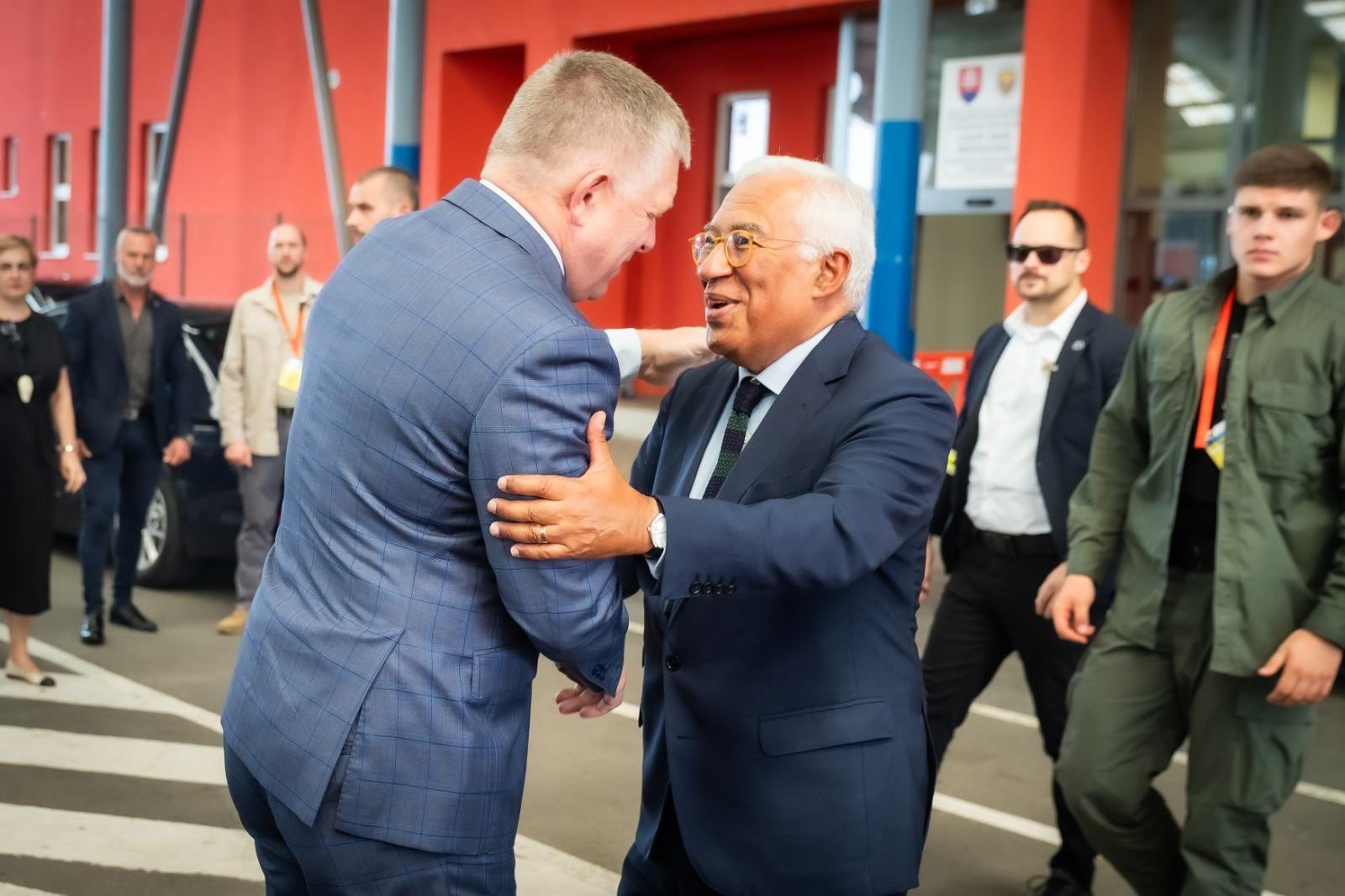 Predseda Európskej rady António Costa a slovenský premiér Robert Fico.