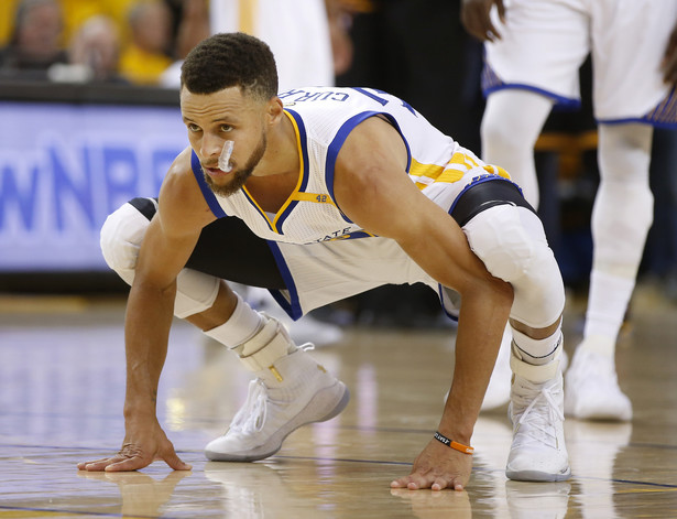 Liga NBA: Stephen Curry ukarany za rzucenie w sędziego... ochraniaczem na zęby