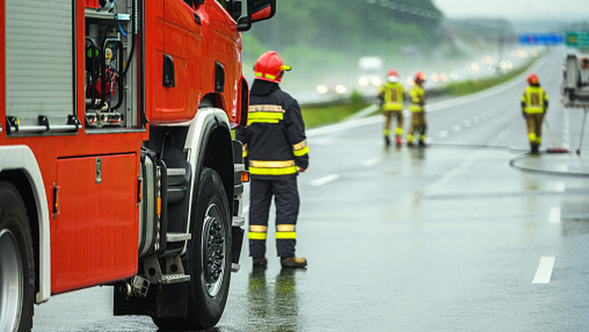 Wielkopolska. Pożar samochodu na A2. Ruch w kierunku Warszawy wstrzymany