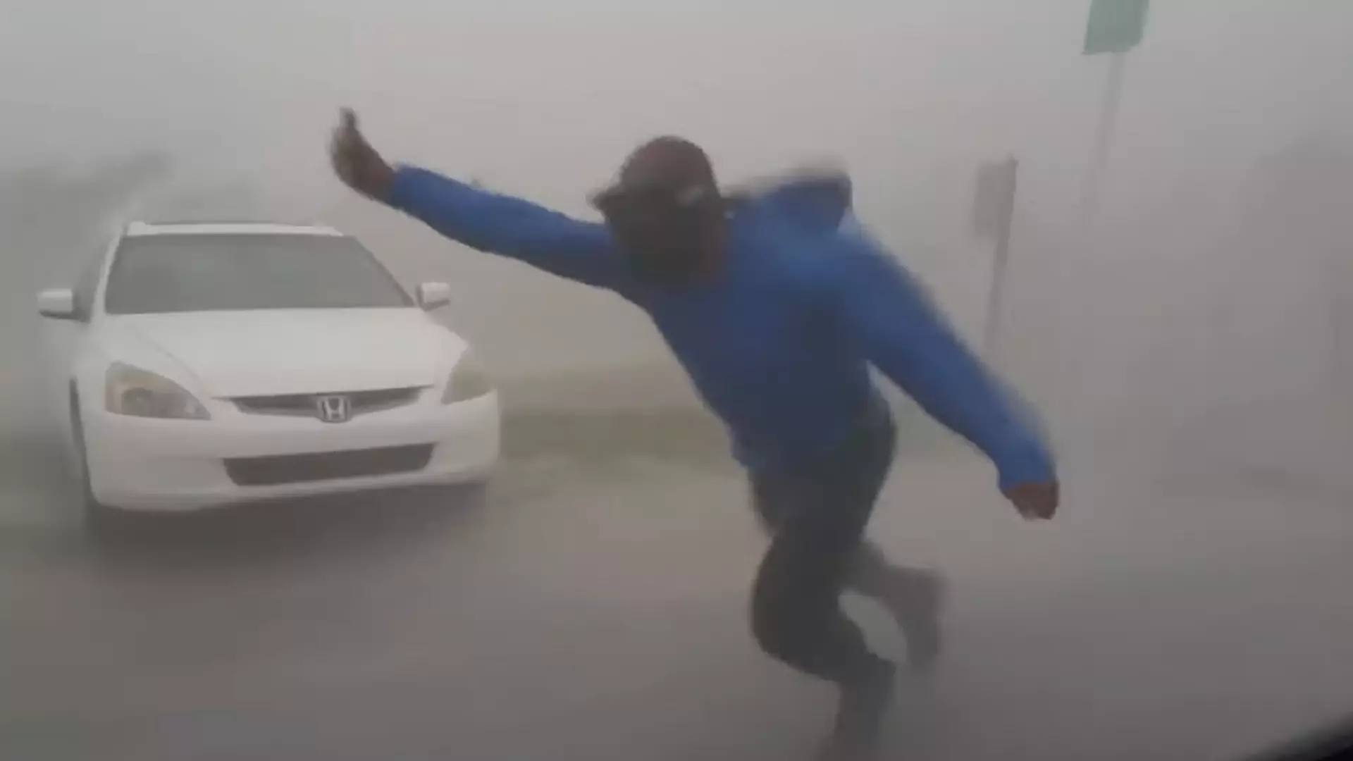 Meteorolog twarzą w twarz z huraganem. Wiatr prawie zmiótł go z powierzchni Ziemi