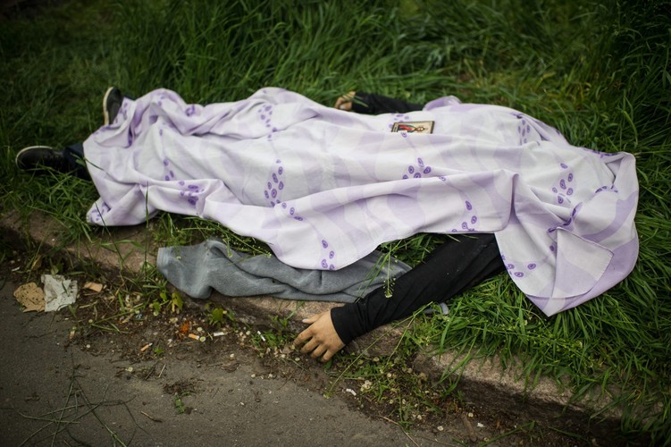 Ciało zabitego niedaleko komisariatu milicji w Mariupolu na Ukrainie