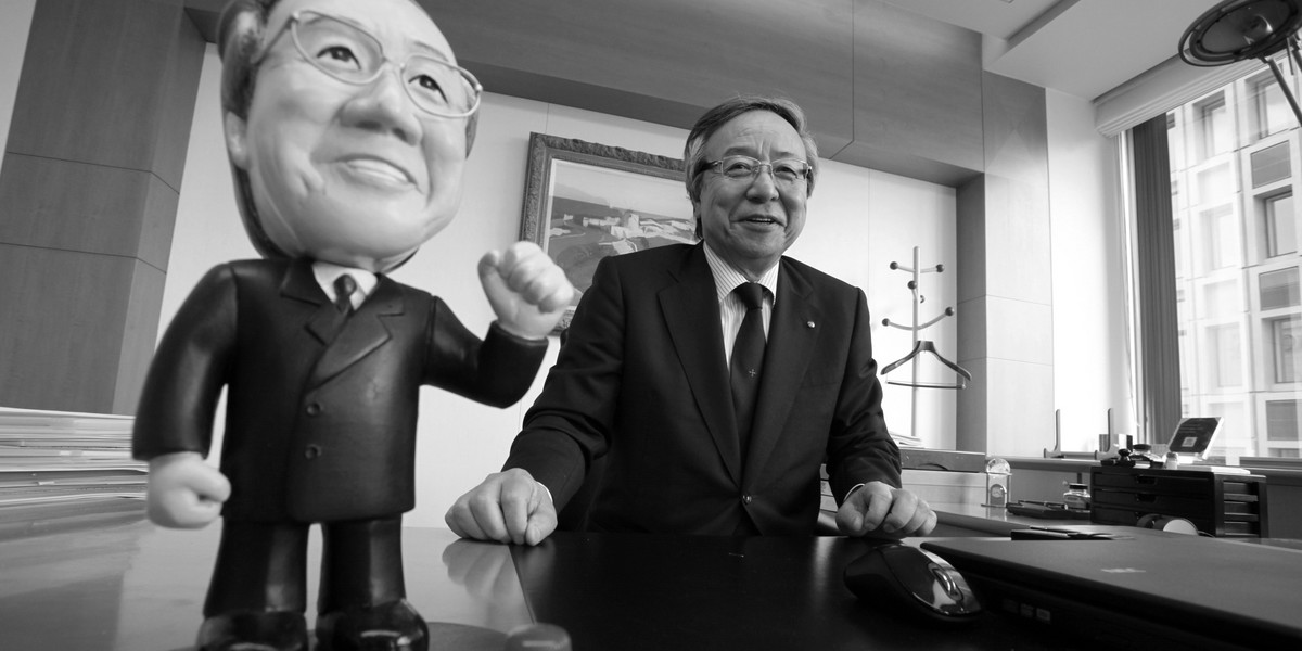 Masahiro Ito obok figurki ze swoją podobizną w 2012 r.