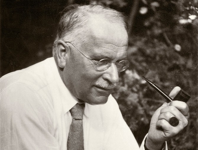 Karl Gustav Jung smatrao je da su snovi direktna veza sa nesvesnim i da mogu pružiti uvid u našu psihu