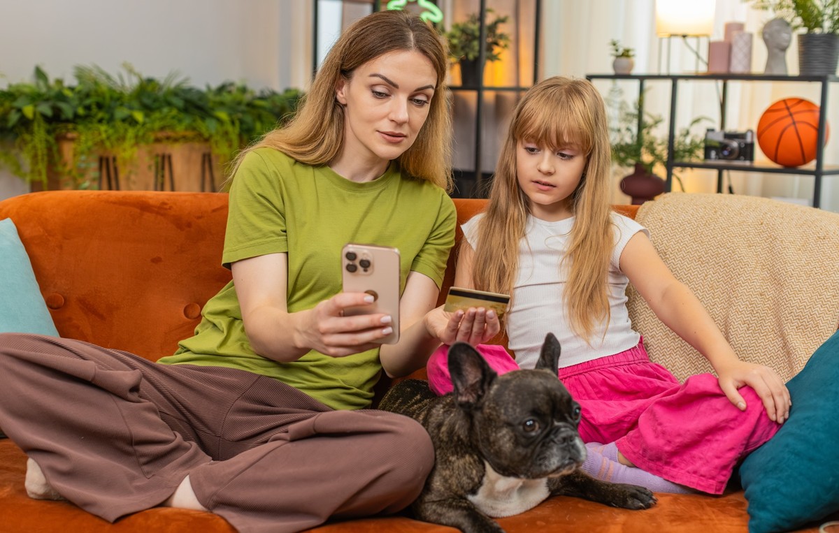 Tak zabezpieczysz się przed oszustami stosującymi metodę "na wnuczka" i deep fake