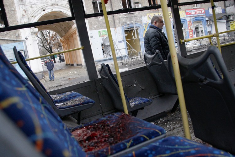 Ostrzelany trolejbus na przystanku w Doniecku
