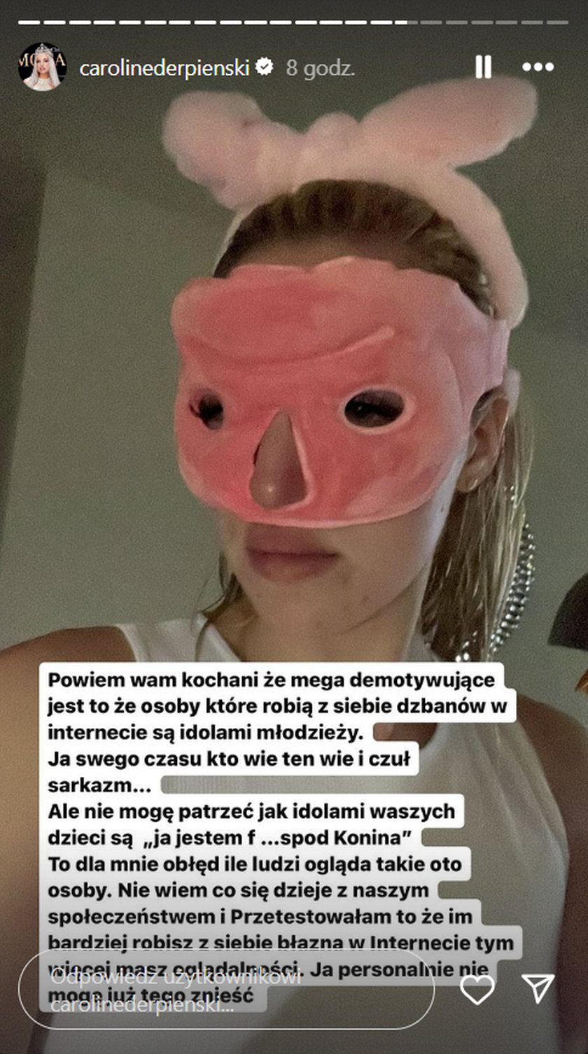 Caroline Derpieński na Instagramie.