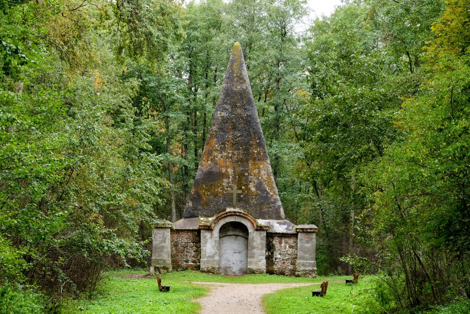 Piramida w miejscowości Rapa. To grobowiec rodziny barona Friedricha von Fahrenheita. Wzorowano go na egipskich piramidach. Niektórzy wierzą, że uzdrawia. Inni twierdzą, że na tym obszarze występują duże zakłócenia pola magnetycznego.