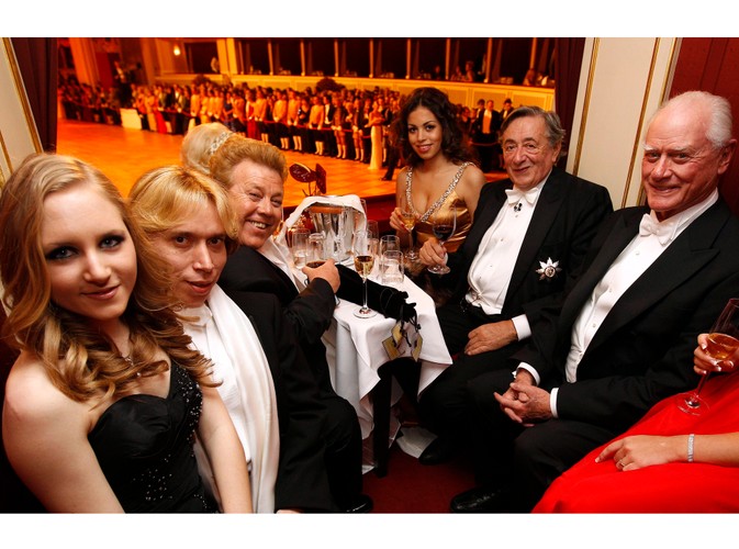 Od lewej: Jacqueline Lugner, Helmut Werner, izraelski aktor Zachi Noy, Ruby, Richard Lugner i amerykański aktor Larry Hagmam