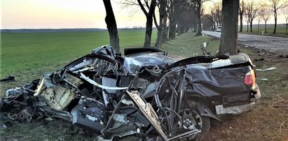 19-latek w bmw roztrzaskał się o drzewo. Zginął w drodze do domu