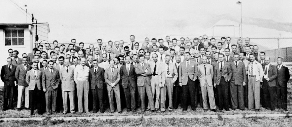 Zdjęcie przedstawiające grupę 104 niemieckich naukowców, wśród nich Wernher von Braun - Fort Bliss, 1946 r.