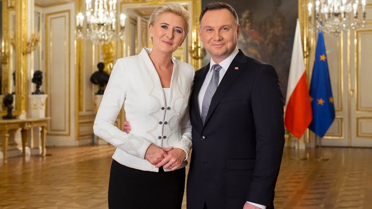 Andrzej Duda i Agata Kornhauser-Duda wygłosili telewizyjne orędzie z okazji 100. rocznicy odzyskania przez Polskę niepodległości. - Niech na każdym polskim domu zawiśnie biało-czerwona flaga. Niech barwy narodowe będą z nami wszędzie. Niech napełnią nas dumą ze zwycięstwa - mówił prezydent.