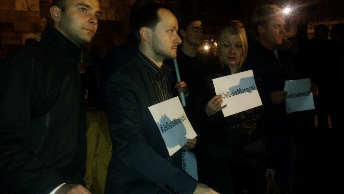 Wieczorem w Krakowie odbył się protest środowisk prawicowych ws. zatrzymania Marka Mareckiego, mężczyzny, który podczas niedzielnej wizyty prezydenta Bronisława Komorowskiego miał znieważać głowę państwa oraz grozić rzuceniem w niego krzesłem. - Sprzeciwiamy się ponoszeniu odpowiedzialności karnej za posiadanie krzeseł – mówili uczestnicy protestu. Mieli oni ze sobą kartki z napisem #JeSuisMarecki.