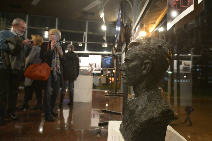 Detalj sa postavke: Bista Ive Lole Ribara iz Tehničke škole u Železniku koja se prethodno nalazila u centru za reciklažu