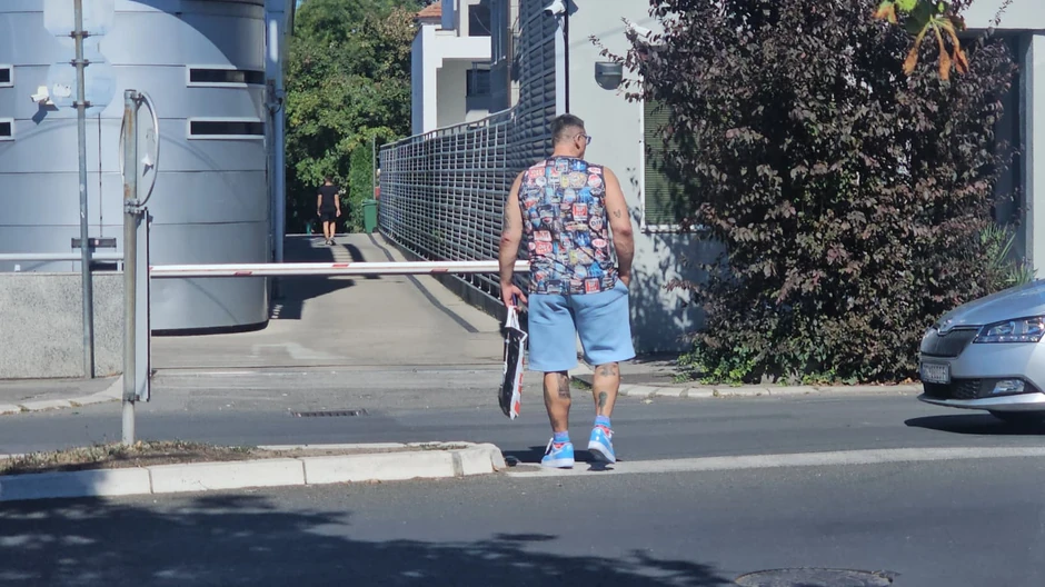 Kristijan Golubović ispred zgrade Pinka