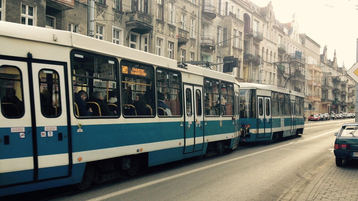 Od soboty inaczej niż zwykle pojadą tramwaje linii 6, 7, 14, 17, 20 i 24 oraz autobusy A i D. Wszystko przez kolejny etap remontu wymiany torowiska na skrzyżowaniu ulicy Świdnickiej i Podwale.