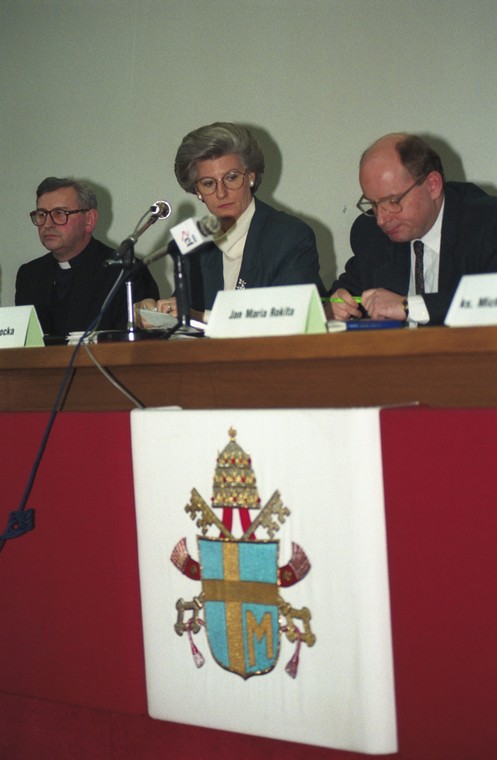 Konferencja prasowa poświęcona Konkordatowi, od lewej: sekretarz generalny Konferencji Episkopatu Polski bp Tadeusz Pieronek, była premier rządu RP Hanna Suchocka, poseł Jan Maria Rokita, 24.01.1994 r.