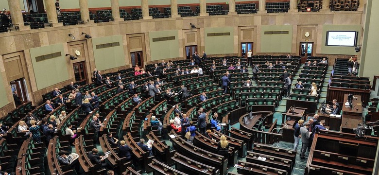 Sejm wprowadził zmiany w wynagrodzeniach władz państwowych spółek. Opozycja: Robicie skok na kasę dla swoich