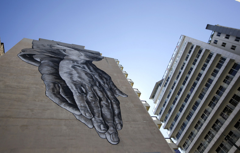 Grecja, grafitti na ścianie jednego z apartamentowców w Atenach