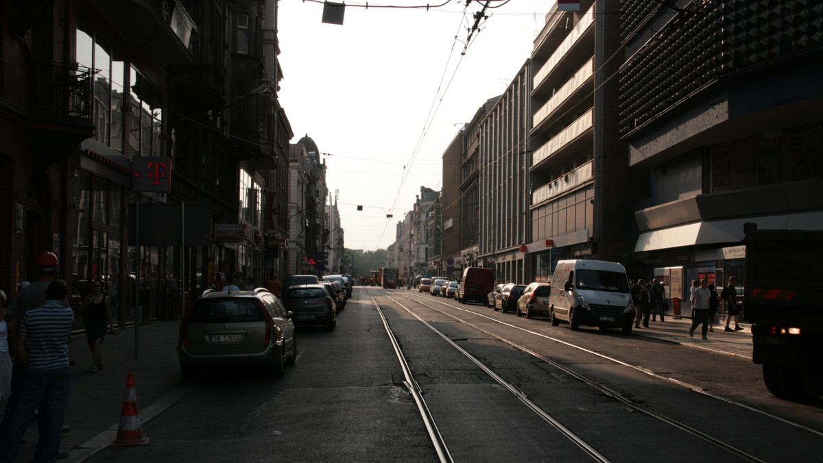 O ok. 15 minut wydłuży się od czwartku podróż tramwajami z powodu trwającej w Katowicach przebudowy śródmieścia. Nie będą kursować tramwaje przez katowicki rynek oraz dwie główne ulice centrum miasta - Aleję Korfantego i ulicę 3-go Maja.