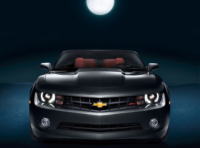 Oto chevrolet camaro w wersji kabrio. Ikona amerykańskich dróg w nowym wcieleniu zrzuca ciuszki w 20 sekund. Właśnie tyle trwa spektakl składania miękkiego, płóciennego dachu...