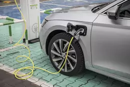 Samochód całkowicie elektryczny czy hybryda plug-in? Co się bardziej opłaca?