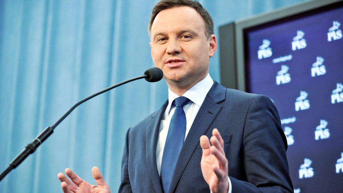 Kandydat PiS na prezydenta Andrzej Duda zaproponował prezydentowi Bronisławowi Komorowskiemu debatę przed I turą wyborów. Dziwi podwójna moralność polityków PiS - nawołują do debaty, a nie korzystali z wielu zaproszeń do rozmów o sprawach kraju - odpowiada Kancelaria Prezydenta.