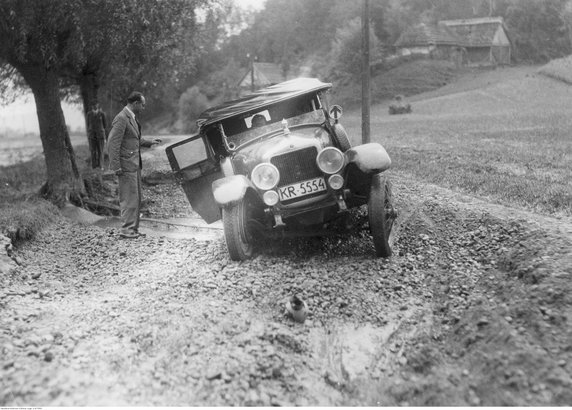 Samochód osobowym zakopany w błocie, 1934 r.