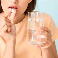 Rosszul szoktuk meg: ennyi vízzel kell bevenni a gyógyszert! Gyomorfekély lehet belőle, ha alábecsüli a 2–20–30 szabályt