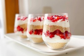 Ovako se pravi NAJBRŽI KOLAČ SA JAGODAMA: Gotov je za 10 minuta, nema pečenja, nema čekanja!