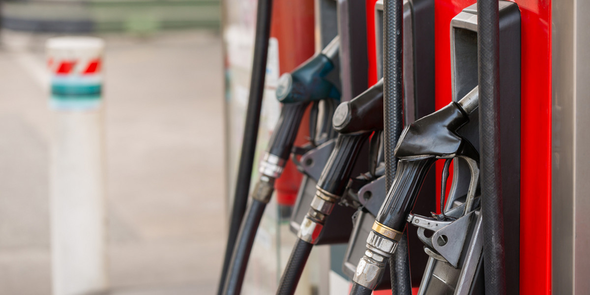 Nowa stawka za 1000 l benzyn silnikowych wzrośnie do 155,49 ze 138,49 zł. Poprzedni wzrost stawek opłaty paliwowej zatwierdzono w listopadzie, a obowiązywał od początku stycznia 2020 roku.